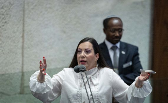 זעם על נחום ברנע: "צריך לשבת בכלא כל חייו"