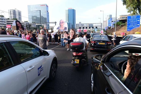 המאבק לשחרור החטופים: מפגינים חסמו את איילון דרום