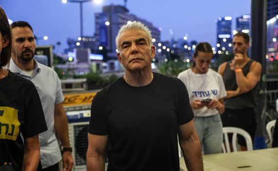 לפיד: לא נצליח לשחרר את כולם במבצעים, עסקה עכשיו