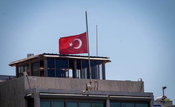 לאחר הורדת הדגל לחצי התורן: נזיפה לסגן שגריר טורקיה