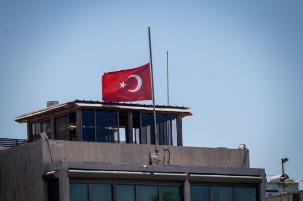 לאחר הורדת הדגל לחצי התורן: נזיפה לסגן שגריר טורקיה