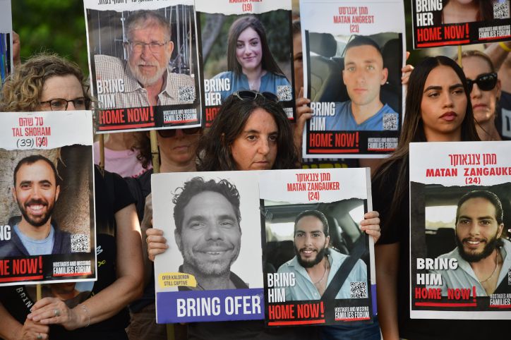 אמא של החטופים חושפת: קיבלתי מהם אות חיים