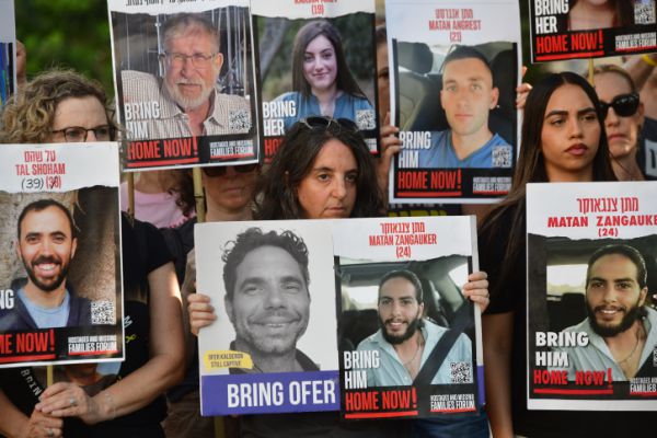 אמא של החטופים חושפת: קיבלתי מהם אות חיים