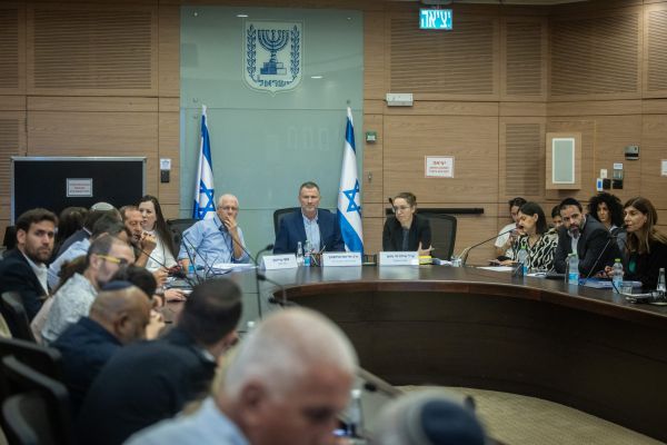 הפצ"רית הטיחה בחברי הוועדה: "אתם פוגעים בחיילי צה"ל"