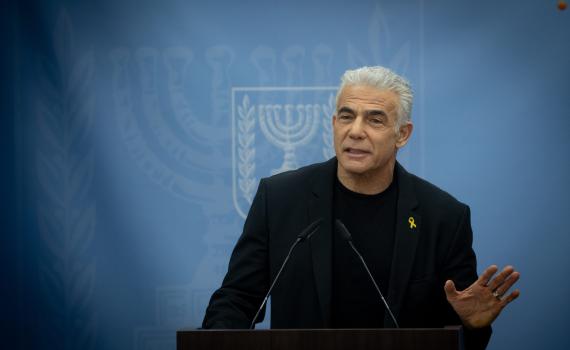 לפיד על העימות בממשלה: "אויבינו רואים את זה וצוחקים"