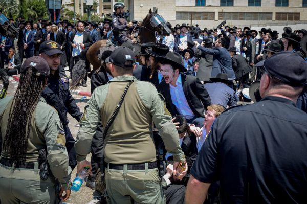 עשרות מפגינים חרדים פרצו לבסיס תל השומר