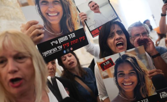 החטופה ששוחררה חושפת: כך חמאס מפיק את סרטוני החטופים