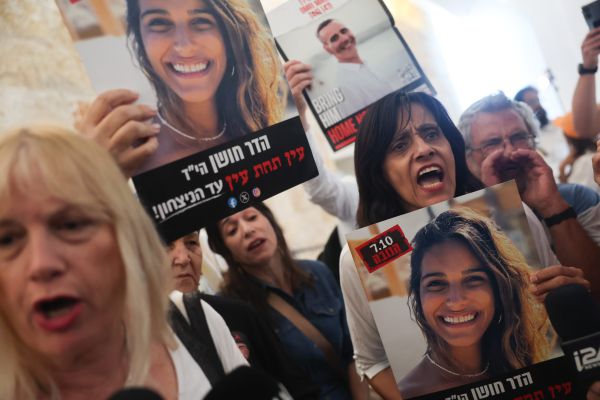 החטופה ששוחררה חושפת: כך חמאס מפיק את סרטוני החטופים