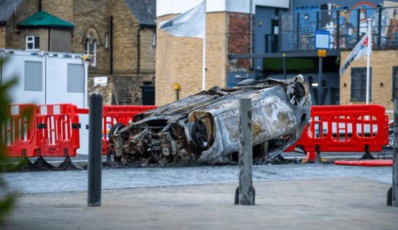 אנרכיה בבריטניה: מעצרים פוליטיים ופרעות ברחובות