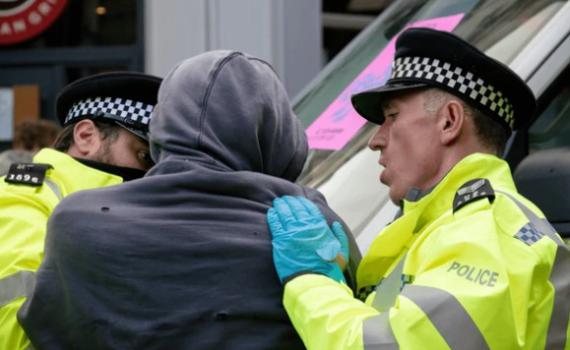 בגלל שמירות על מסגדים: ירידה במעצרי פושעים בבריטניה