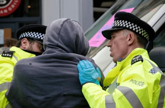 בגלל שמירות על מסגדים: ירידה במעצרי פושעים בבריטניה