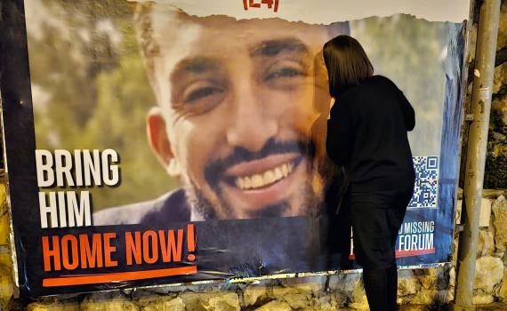 אם החטוף בהסברה ברחבי העולם: "אין רע יורד מלמעלה"