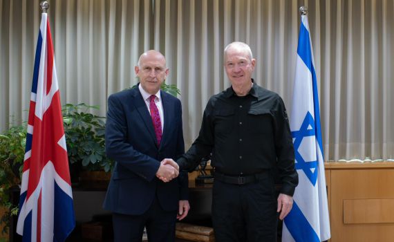 גלנט לשר ההגנה הבריטי: להקים קואליציה בינלאומית נגד איראן