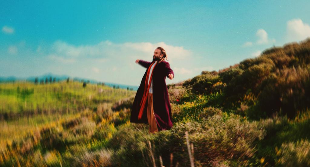 גרם שמחה: אביב בכר בשיר אופטימי ברוח התקופה