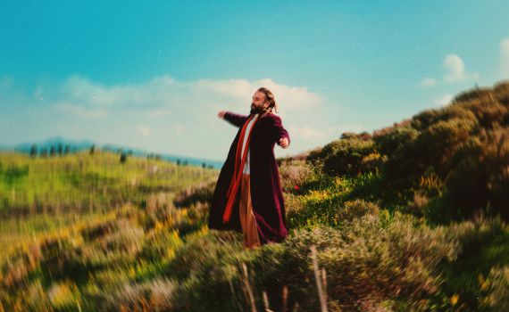 גרם שמחה: אביב בכר בשיר אופטימי ברוח התקופה