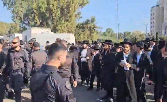 מאות חרדים זומנו ללשכת גיוס: עימותים בתל השומר