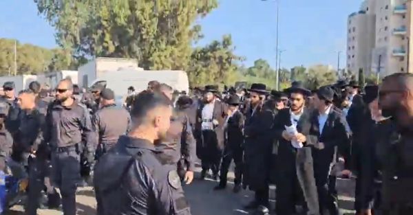 מאות חרדים זומנו ללשכת גיוס: עימותים בתל השומר