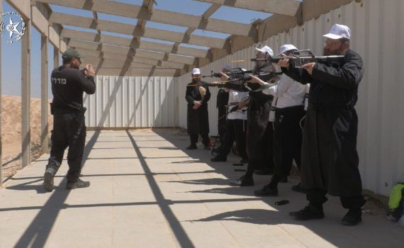 "פורצים דרך": חסידים מערד הוכשרו לירי בנשק