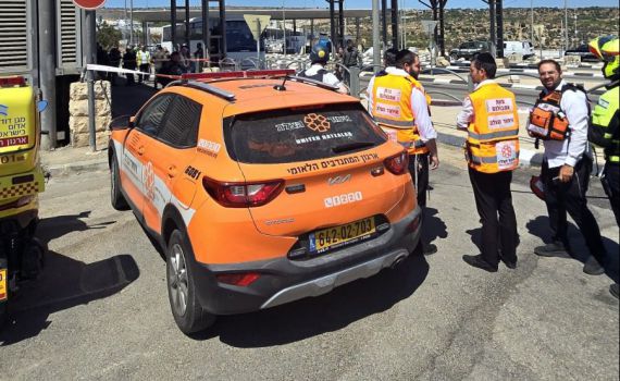 פיגוע דקירה במחסום המנהרות, המחבל חוסל