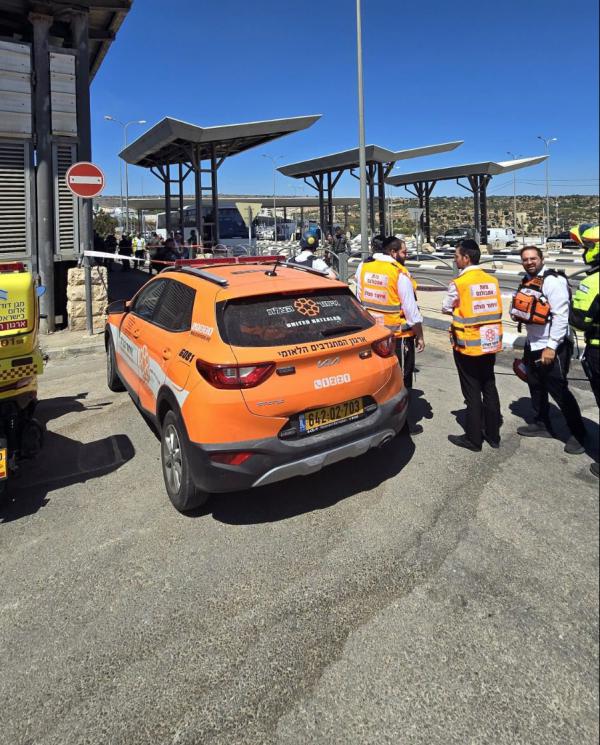 פיגוע דקירה במחסום המנהרות, המחבל חוסל