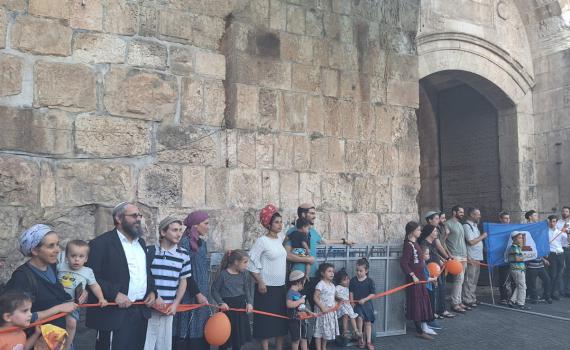 השרשרת האנושית סביב הר הבית: "הניצחון עובר כאן"