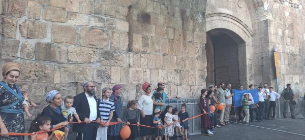 השרשרת האנושית סביב הר הבית: "הניצחון עובר כאן"