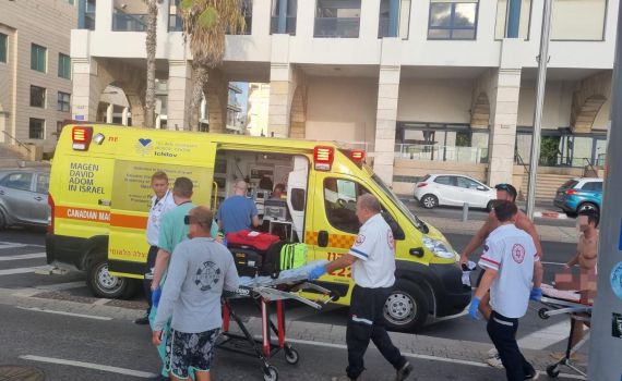 גבר בן 60 טבע בחוף בתל אביב, ופונה לאחר פעולות החייאה