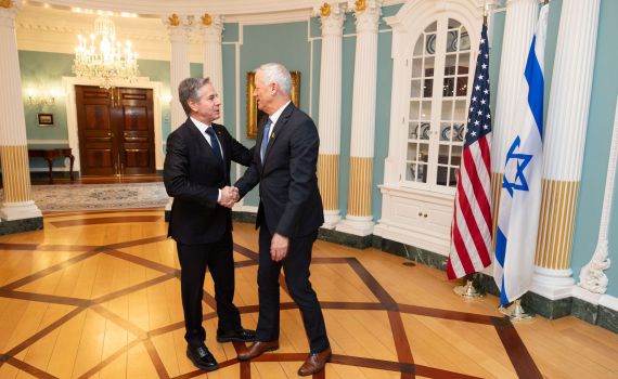 לשכת נתניהו הודיעה לגנץ: שלם על הטיסה הלא מאושרת לארה"ב