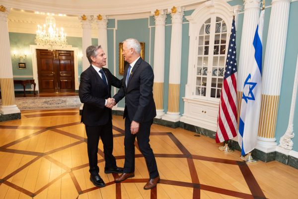 לשכת נתניהו הודיעה לגנץ: שלם על הטיסה הלא מאושרת לארה"ב