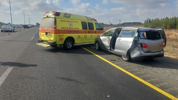 הקטל בדרכים: משאית פגעה באישה שעמדה בצד הכביש, מצבה אנוש