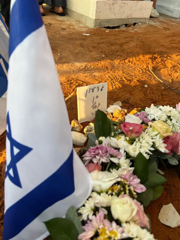 גדעון פרי הובא למנוחות: אשתו ספדה; "אהוב ליבי, איך מסיימים?"