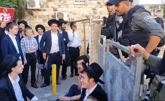 סערת הגיוס: קיצוניים חרדים השליכו רשתות וצעקו נאצים לשוטרים