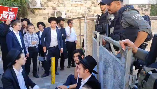 סערת הגיוס: קיצוניים חרדים השליכו רשתות וצעקו נאצים לשוטרים