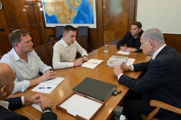 בצל הפגזות: נתניהו נפגש עם ראשי המועצות בגולן