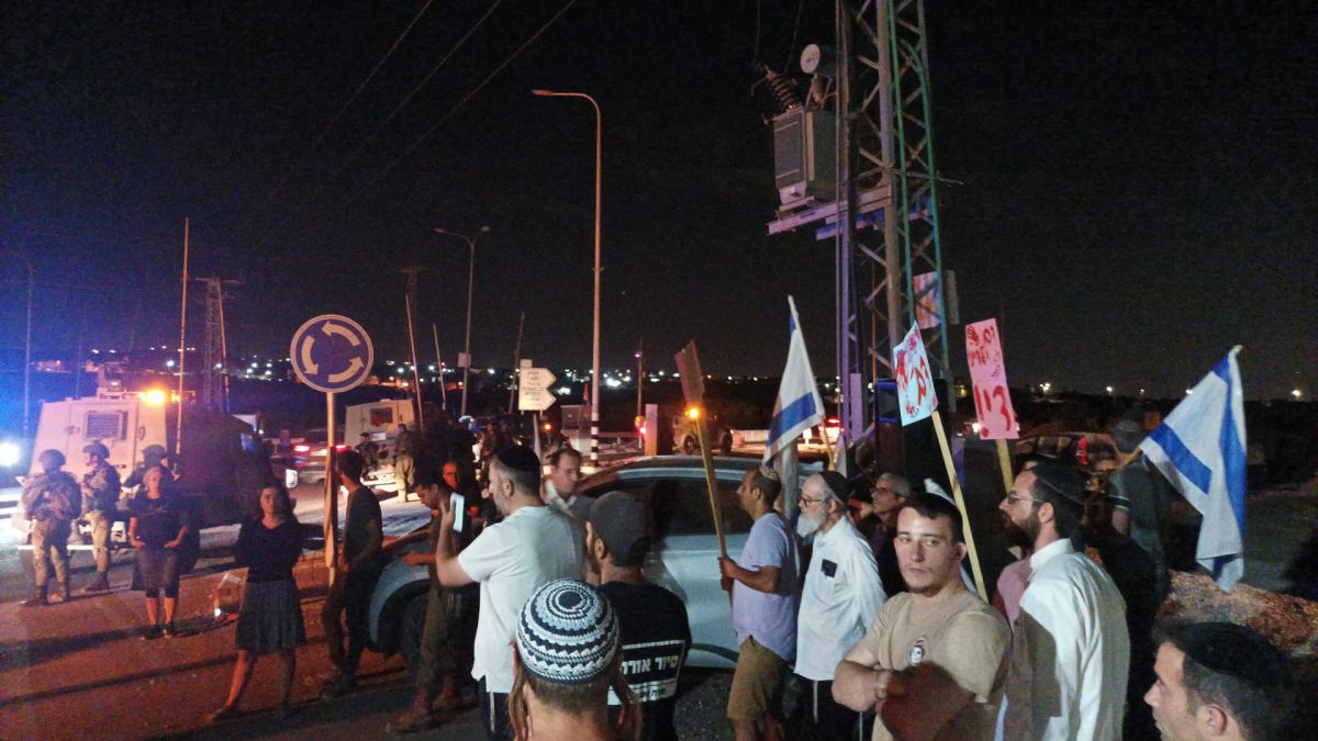 פיגוע המטען בגוש עציון: עשרות תושבים הפגינו נגד ההסלמה בטרור