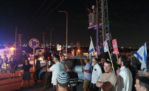 פיגוע המטען בגוש עציון: עשרות תושבים הפגינו נגד ההסלמה בטרור