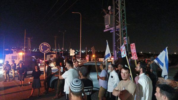 פיגוע המטען בגוש עציון: עשרות תושבים הפגינו נגד ההסלמה בטרור