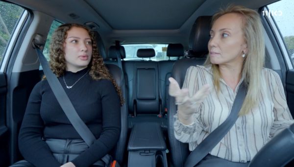 "החרם פיתח את החרדה החברתית שלי": צפו בהצצה ל'משפחה בהסעה'