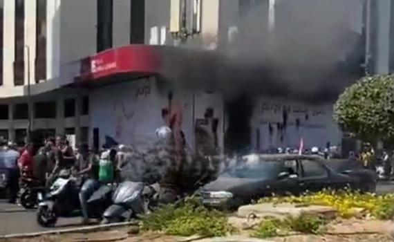 לבנון בהתפרקות: אזרחים שורפים בנקים ונמלטים מהמדינה
