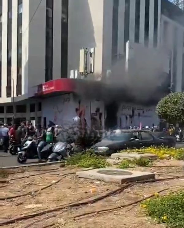 לבנון בהתפרקות: אזרחים שורפים בנקים ונמלטים מהמדינה