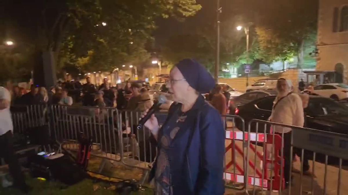 צפו: סטרוק בקריאת איכה מול הקונסוליה האמריקאית