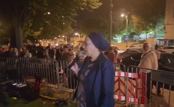 צפו: סטרוק בקריאת איכה מול הקונסוליה האמריקאית