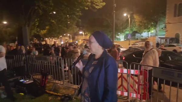 צפו: סטרוק בקריאת איכה מול הקונסוליה האמריקאית