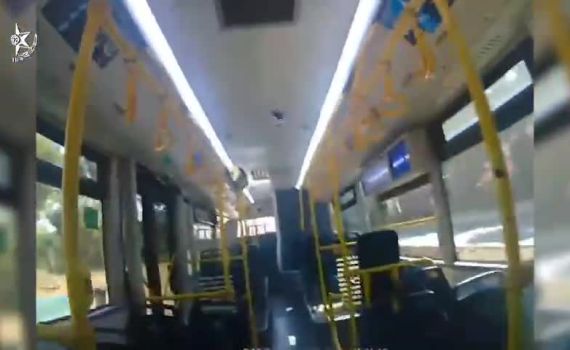 צפו: פעוט בן שנתיים נשכח באוטובוס, השוטרים החזירו אותו הביתה