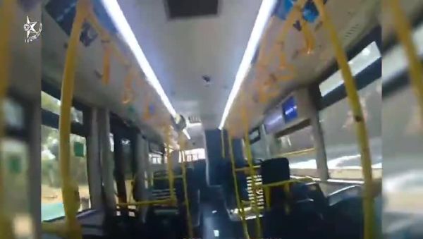 צפו: פעוט בן שנתיים נשכח באוטובוס, השוטרים החזירו אותו הביתה