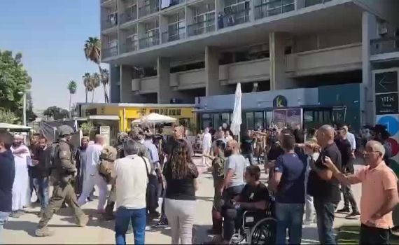 צפו בתיעוד: החטוף פרחאן קאדי מתקבל בבית החולים סורוקה