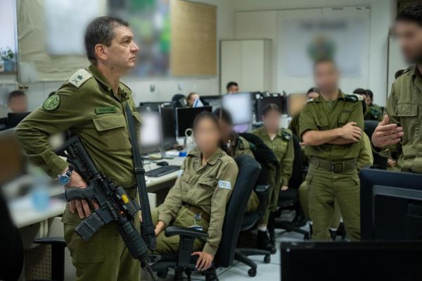 בצל האיומים: ראש אמ"ן ביקר בבסיסי הצפון