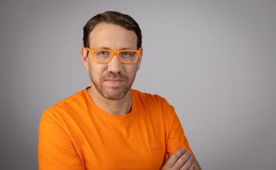 העיתונאי יהודה שליזנגר נפצע בתאונת דרכים