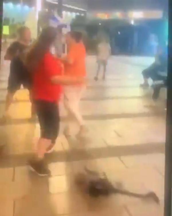 שתיקת הפמיניסטיות להעפת כיסוי הראש היא חרפה