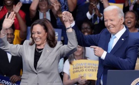 ארה"ב: טראמפ אוסף תומכים מפתיעים, האריס עדיין ביתרון